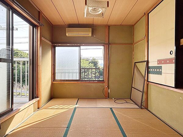 2階　西側の和室、左はバルコニー、右側は収納