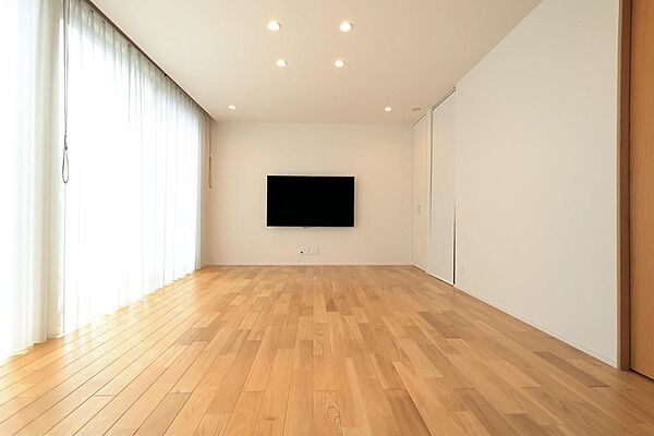 テレビまわりをすっきり見せやすい壁掛け対応のリビング
