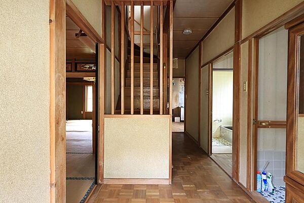 左が和室、右はトイレ、洗面、浴室