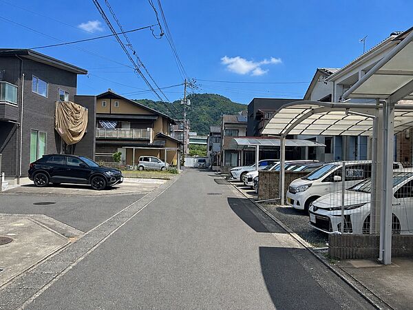 前面道路は交通量少なめで静かです