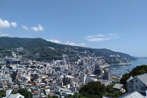 部屋から熱海市内を望む