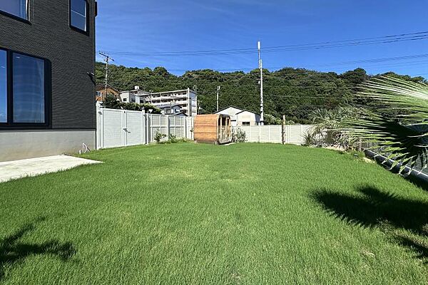 ドッグランや多目的に利用可能な広い芝庭あり