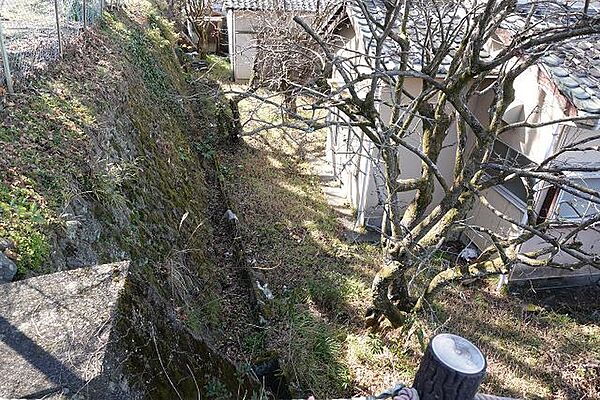 東側隣地との高低差