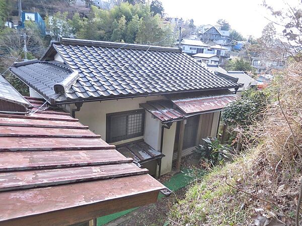 建物外観、別棟、裏側より