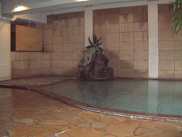 同一敷地内ホテル滝亭の温泉大浴場