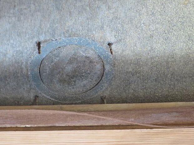 和室天井の雨漏り跡の調査の為剥がし・工事の跡あり