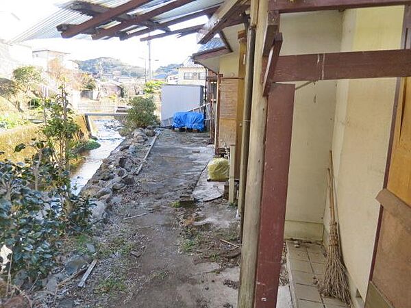 建物外観、裏庭、水路