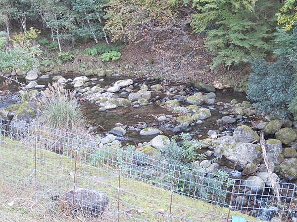南側隣接地に流れる長野川