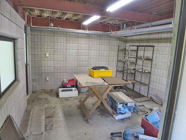 地階　倉庫及び多目的室