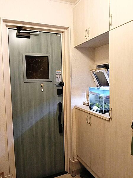 玄関内・収納力のある下駄箱