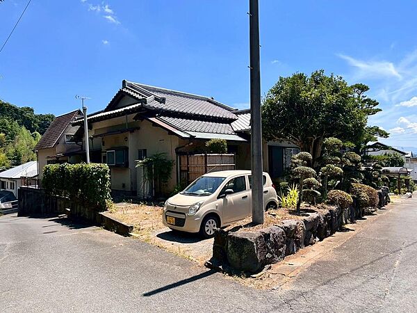 駐車スペースが5台とれる広い敷地です