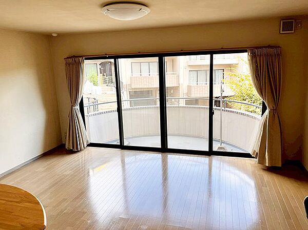 アーチ形のバルコニーがかわいらしい雰囲気になっています