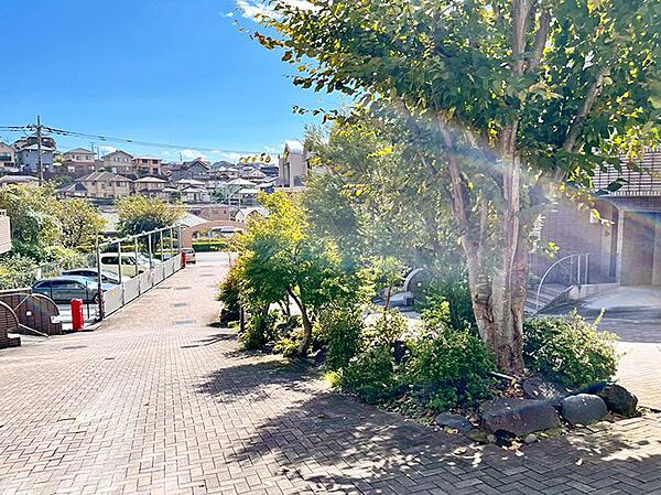 植栽豊かな敷地内