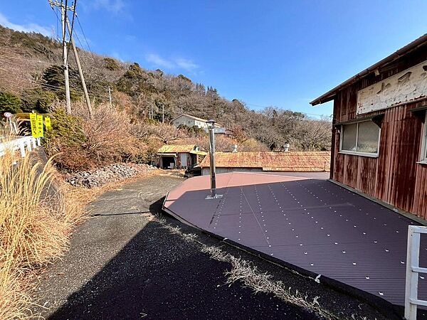県道から土地へ車で入れる状態です
