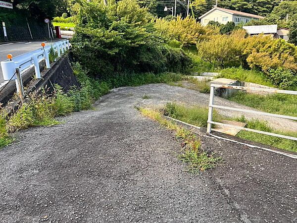 道路から車が通れる道となっています