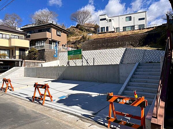 両再度に階段がついています