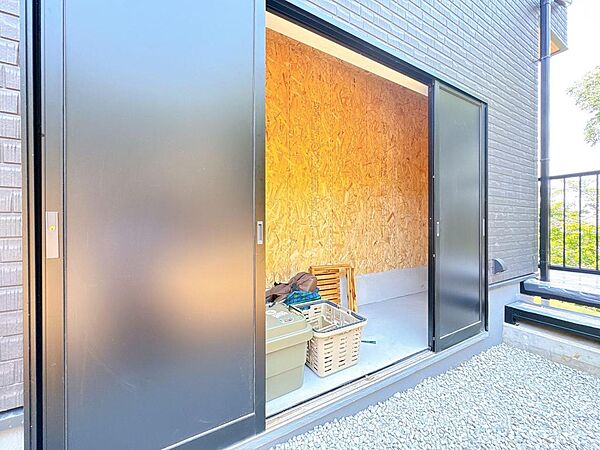 庭側に外専用収納を完備　アウトドア好きの方にもおすすめのお住まい