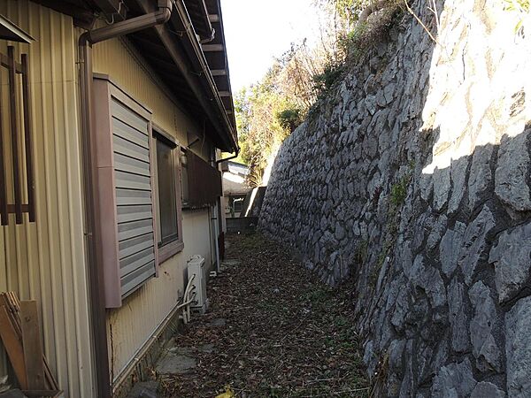 建物の北側隣地の石垣