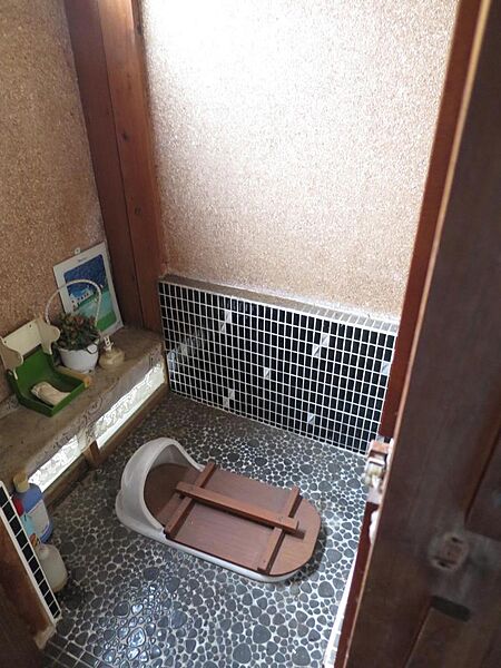 2階のトイレです。こちらは昔ながらの和式トイレのままです。