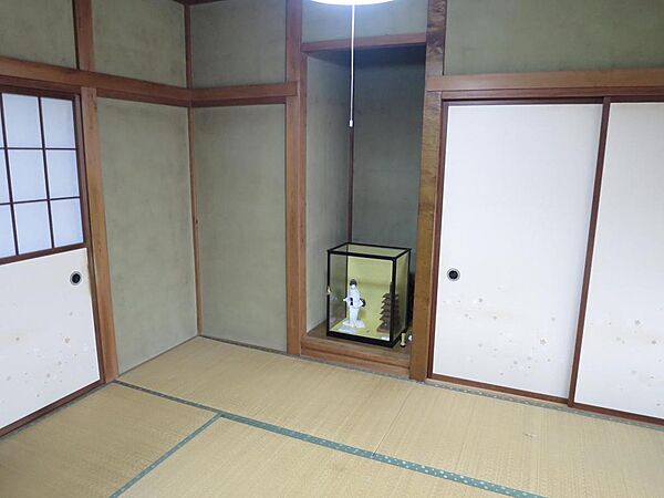 畳の部屋に、塗り壁の和室です。