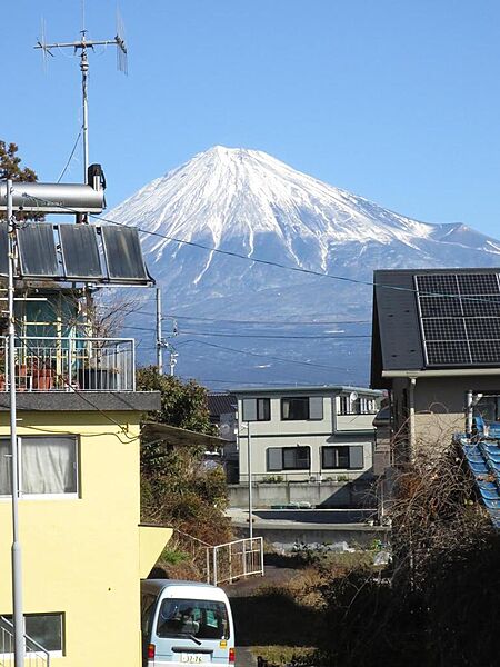 前面道路から富士山が見えます。