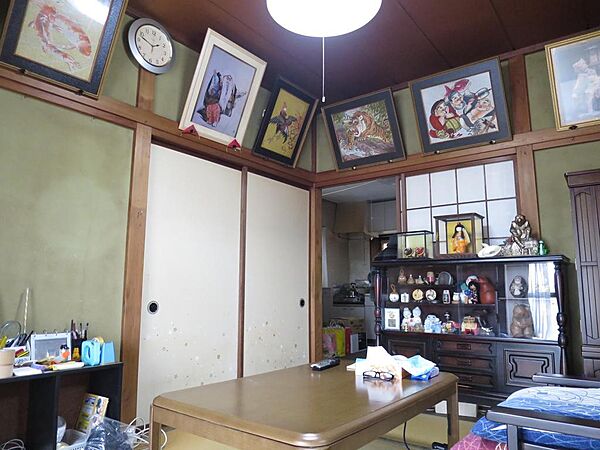 住んでいらした方の趣味の作品がたくさん残っています。
