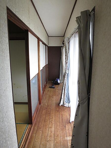 1階の廊下です。東向きで、朝日が差し込みます。