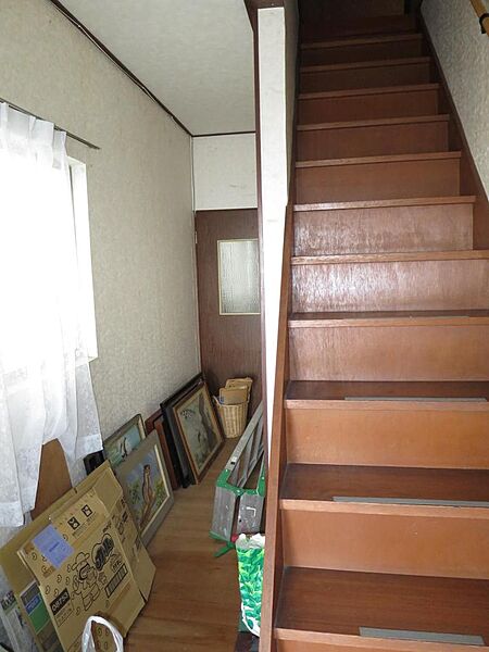 階段脇の廊下にも作品が残っております。