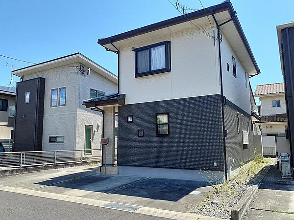 築浅オール電化中古住宅。通勤通学生活利便性良好です。車3、4台駐車可能です。