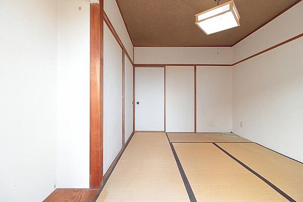 南側で明るい6畳の和室
