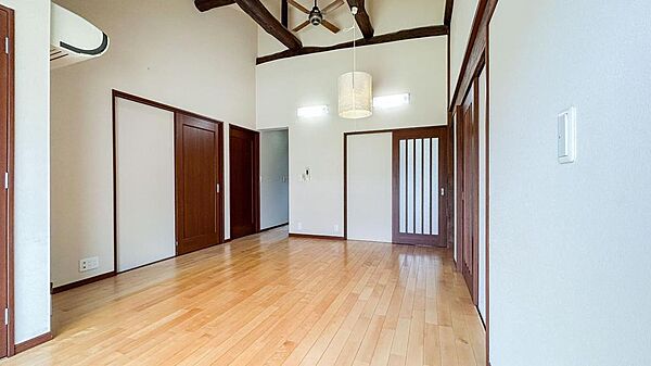勾配天井によりリビングダイニングは面積以上の広がりを感じられます。？当時の梁を活かした勾配天井はまさに古民家ならではの仕上がり。