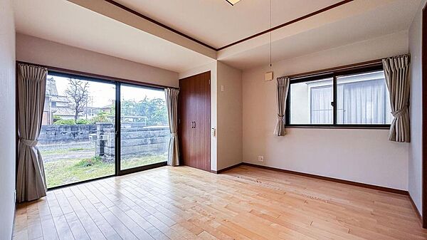 南西向きの主寝室は、8帖のゆとりでプライベート感たっぷり。窓からはお庭がひろがるので、カーテンを開けて過ごせます。