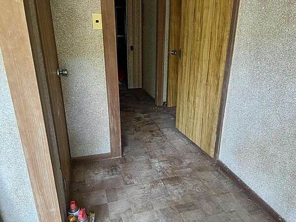 1階玄関から廊下