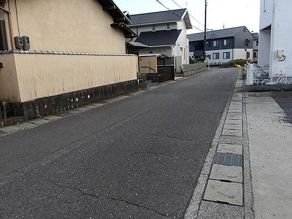 前面道路は公道で幅員6ｍあり、広々しています