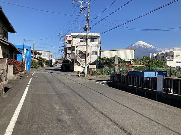 西側入口道路