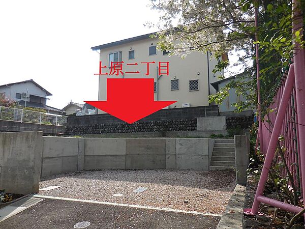 駐車場側からの写真です。明るい陽射しが差し込んでいます(4月中旬午前9時ごろ撮影)