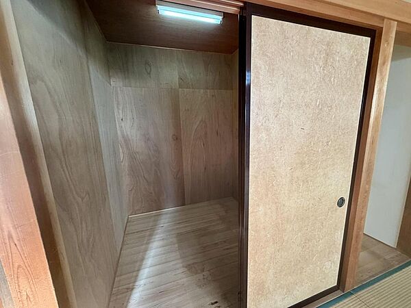 こちらの和室には大容量の押入れが付いています。（照明付きの収納です）