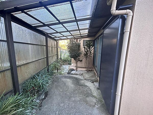 外には屋根付きヤードがありバイク置き場や趣味のワークスペースとしても活用できます
