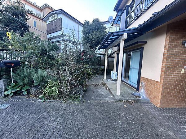 庭　駐車場に広げるも菜園にも