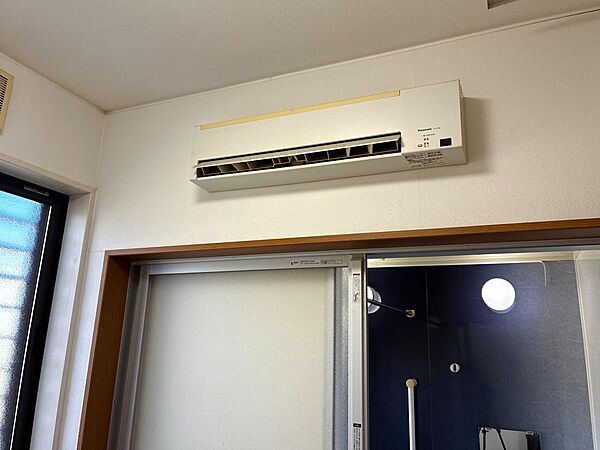洗面室に部屋干しファンがあります。