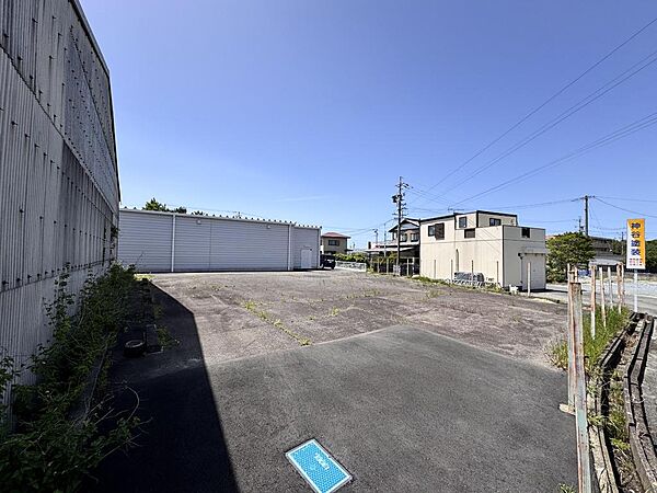 舗装済み。敷地への進入路は市へ申請が必要です。