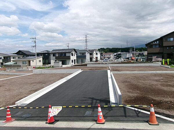 Ｎｏ．3区画の南の道路に立って北側を向いています。道路幅は6mです。