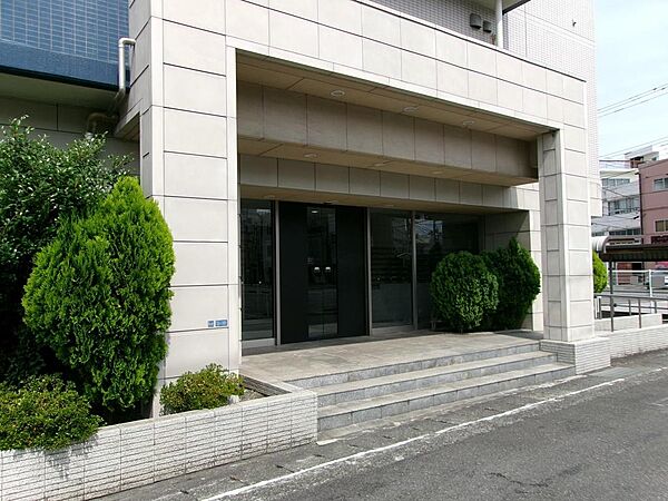 マンションの出入口です。防犯カメラ付き。