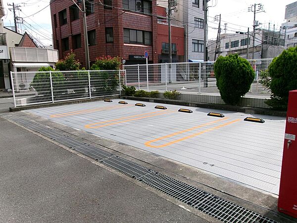 マンションの北東にある平面駐車場です。マンションを背にして北東側を向いています。