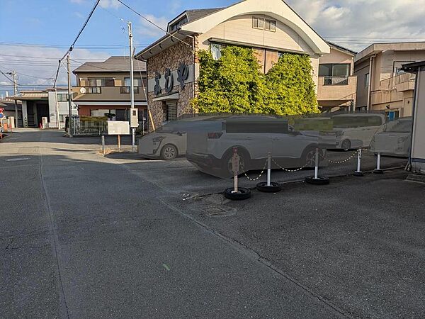 物件西側の道路の南側に立って、北側を向いています。