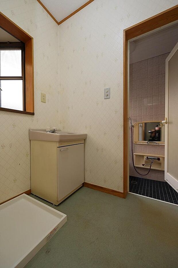 洗面室　洗濯機置場　洗面化粧台は、2階にもあります。