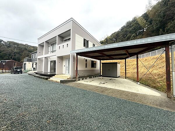 屋根付きのガレージ