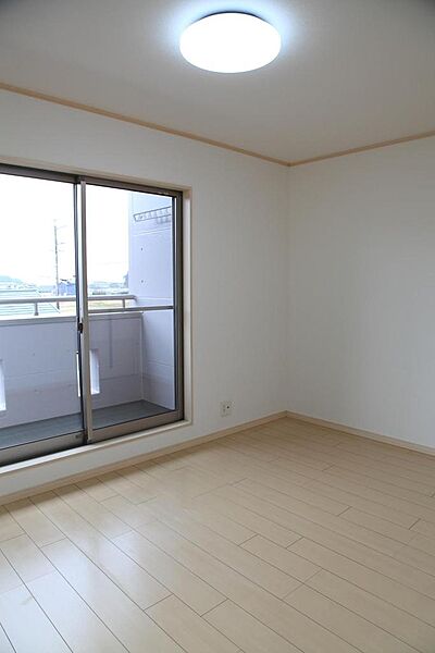 2階　洋室　6帖　バルコニーに出られるお部屋です。
