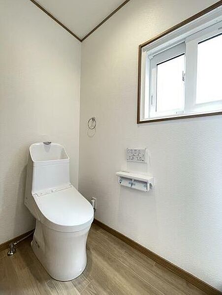 温水洗浄便座付トイレ。トイレは各階あります。