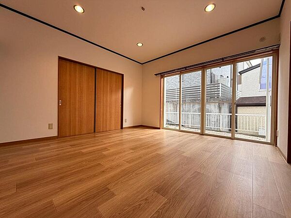 1階ＤＫ横のリビング　奥の扉の先には、8帖の和室があります。